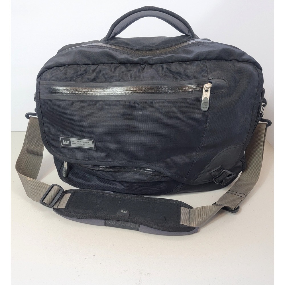 REI Travel Utility Messenger Bag Padded Black 16x14x5 Laptop Commuter School Bag